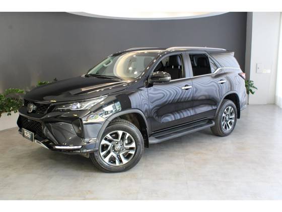 TOYOTA HILUX SW4 2.8 D-4D TURBO DIESEL SRX PLATINUM 7L 4X4 AUTOMÁTICO